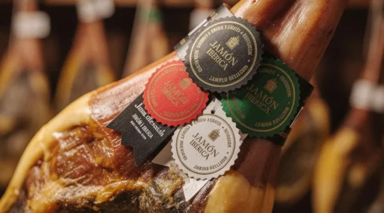 Jamón ibérico de bellota con bridas de colores indicando su calidad y origen