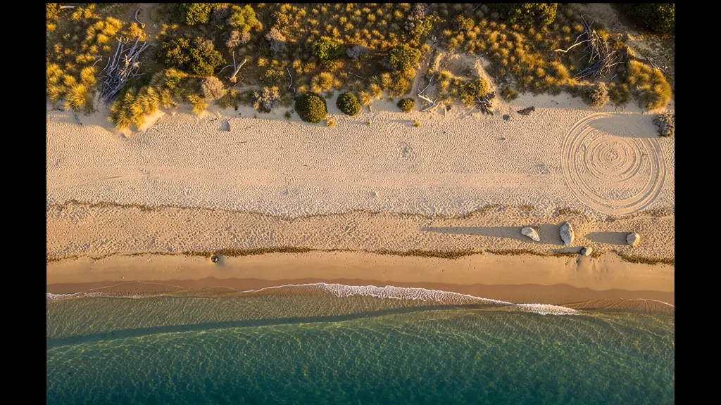 Vista aérea de una playa española mostrando las diferentes zonas de servidumbre marcadas con líneas en la arena
