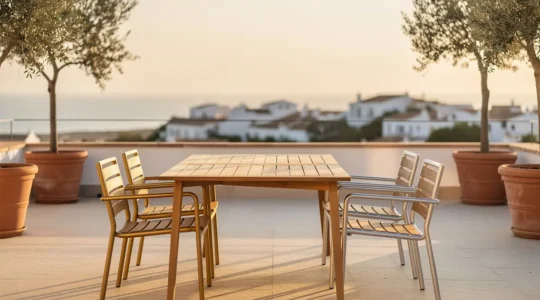 Comparación visual de muebles de jardín de teca y aluminio en terraza mediterránea española
